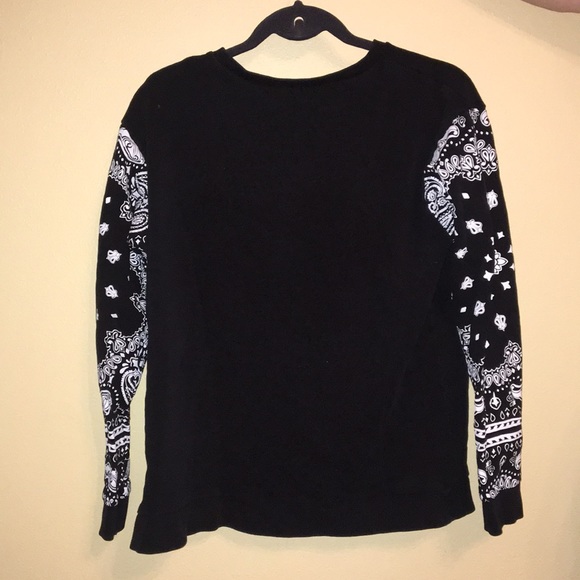 Long Sleeve Crewneck with pattern sleeves & number - Picture 2 of 3